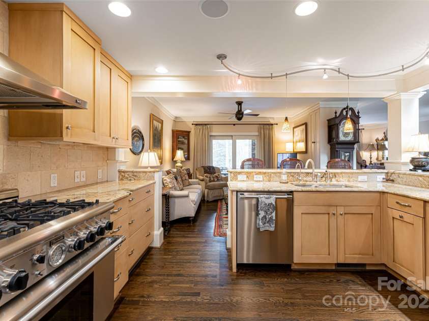 4 Bourne Lane, Asheville, NC 28803.  MLS# CAR4213231, YatesRealty ID 13462. 