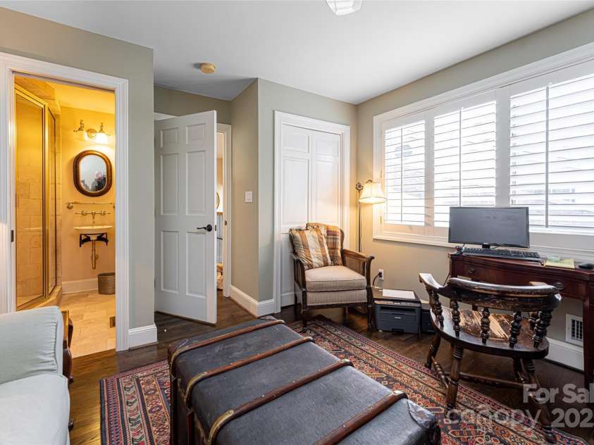 4 Bourne Lane, Asheville, NC 28803.  MLS# CAR4213231, YatesRealty ID 13462. 