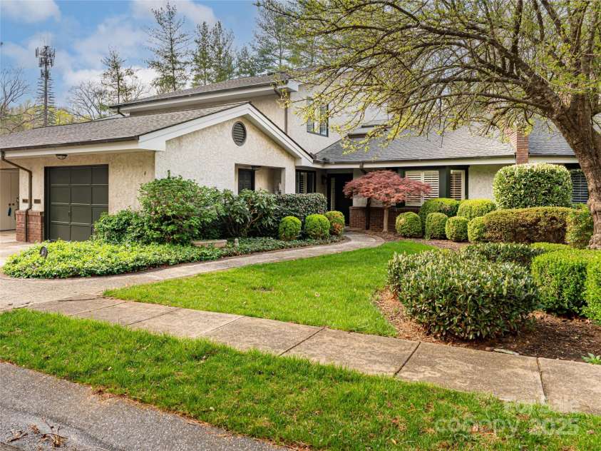 4 Bourne Lane, Asheville, NC 28803.  MLS# CAR4213231, YatesRealty ID 13462. 