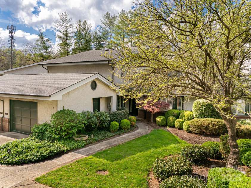 4 Bourne Lane, Asheville, NC 28803.  MLS# CAR4213231, YatesRealty ID 13462. 