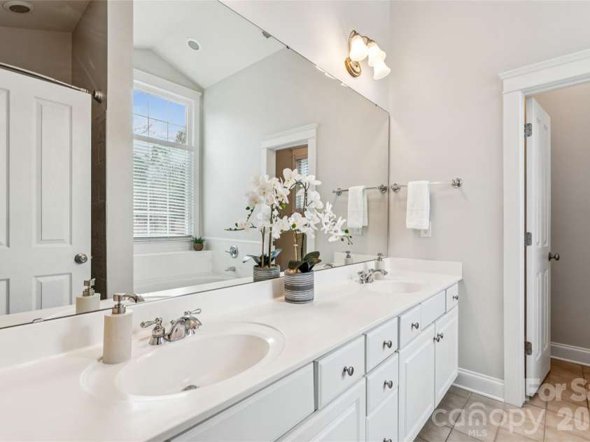 7321 Avonhurst Lane, Charlotte, NC 28269.  MLS# CAR4353767, YatesRealty ID 13462. 