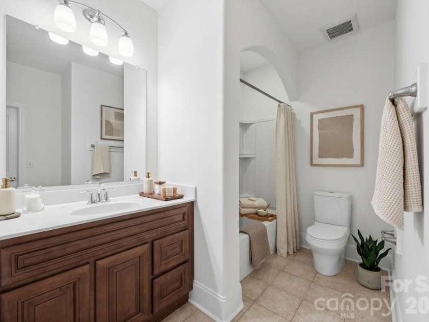 6605 Central Pacific Avenue, Charlotte, NC 28210.  MLS# CAR4423685, YatesRealty ID 13464. Hall bath also access to 2nd bedroom.
