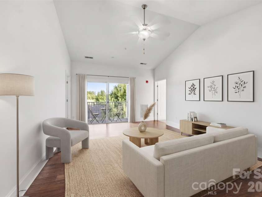 6605 Central Pacific Avenue, Charlotte, NC 28210.  MLS# CAR4423685, YatesRealty ID 13464. Soaring ceiling and beautiful hardwood flooring