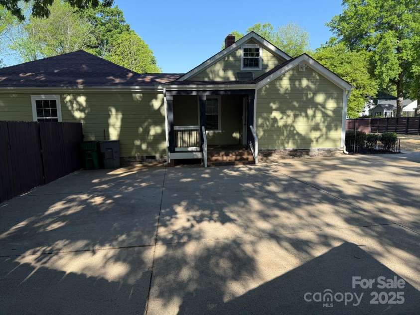 3332 Draper Avenue, Charlotte, NC 28205.  MLS# CAR4224302, YatesRealty ID 13465. Driveway