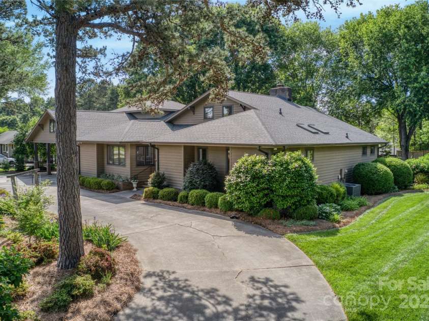 10315 Washam Potts Road, Cornelius, NC 28031.  MLS# CAR4243746, YatesRealty ID 13468. Circular drive