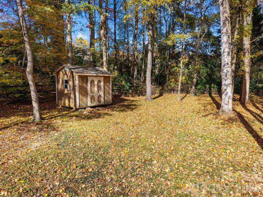 9201 Rotherham Lane, Charlotte, NC 28216.  MLS# CAR4316526, YatesRealty ID 13468. 