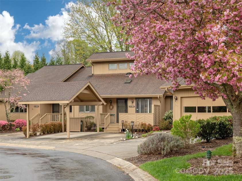 203 Wild Oak Lane, Hendersonville, NC 28791.  MLS# CAR4251432, YatesRealty ID 13470. 