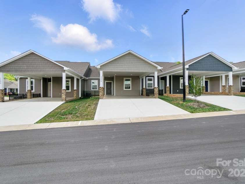 1524 29th Street, Hickory, NC 28602.  MLS# CAR4300386, YatesRealty ID 13471. 