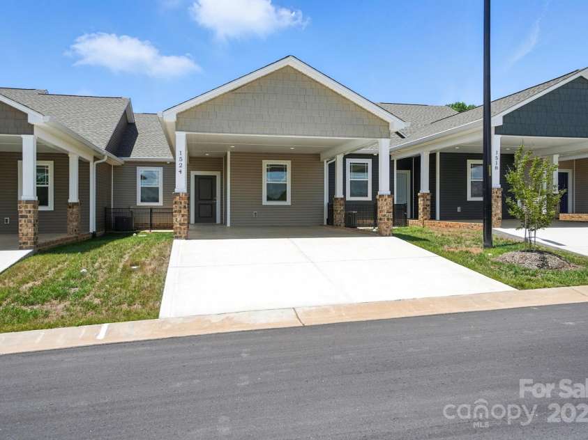 1524 29th Street, Hickory, NC 28602.  MLS# CAR4300386, YatesRealty ID 13471. 