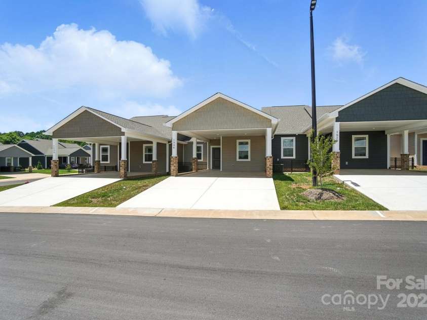 1524 29th Street, Hickory, NC 28602.  MLS# CAR4300386, YatesRealty ID 13471. 
