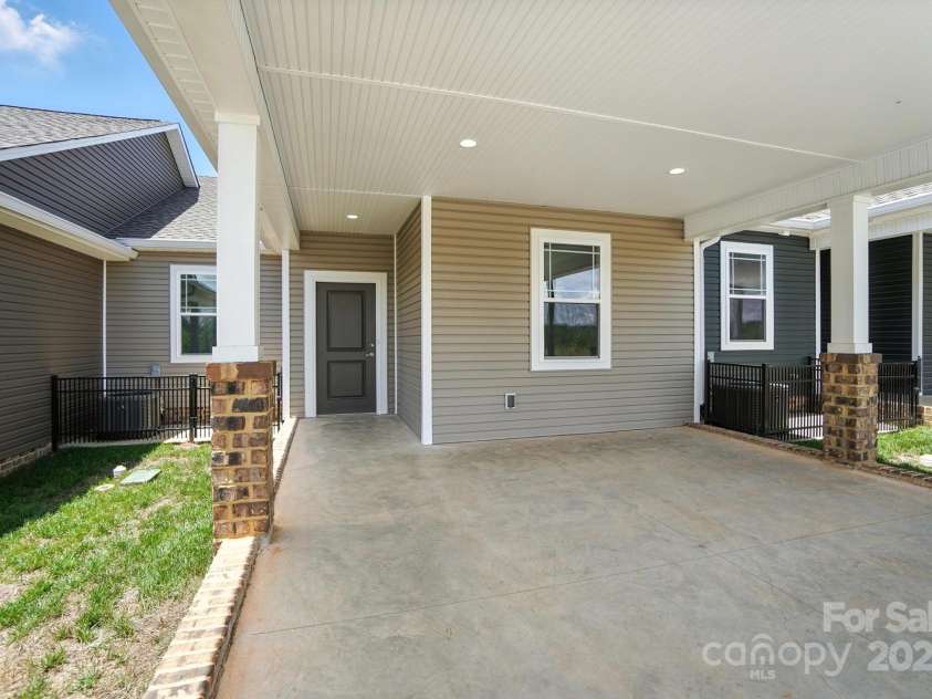 1524 29th Street, Hickory, NC 28602.  MLS# CAR4300386, YatesRealty ID 13471. 
