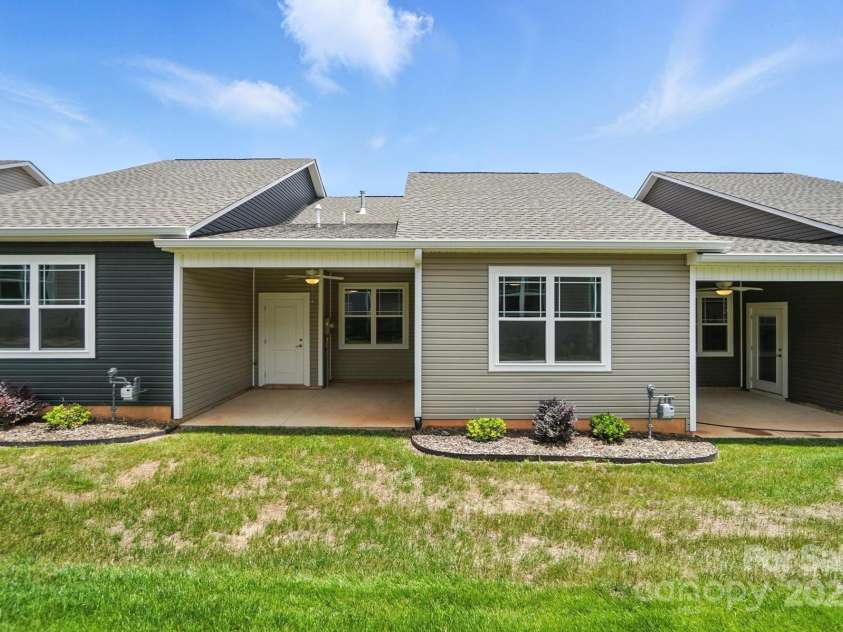 1524 29th Street, Hickory, NC 28602.  MLS# CAR4300386, YatesRealty ID 13471. 