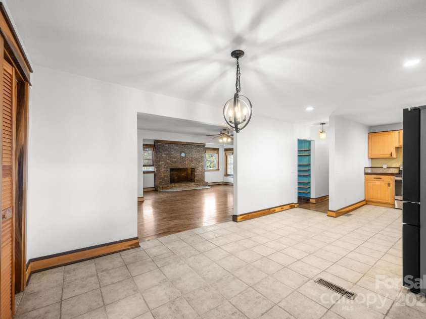 186 Joyner Avenue, Asheville, NC 28806.  MLS# CAR4314426, YatesRealty ID 13471. 