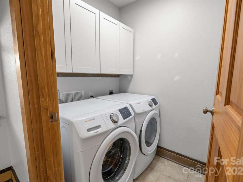 186 Joyner Avenue, Asheville, NC 28806.  MLS# CAR4314426, YatesRealty ID 13471. 