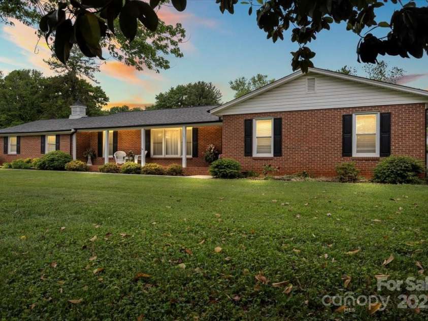 301 Museum Road, Statesville, NC 28625.  MLS# CAR4257027, YatesRealty ID 13472. 