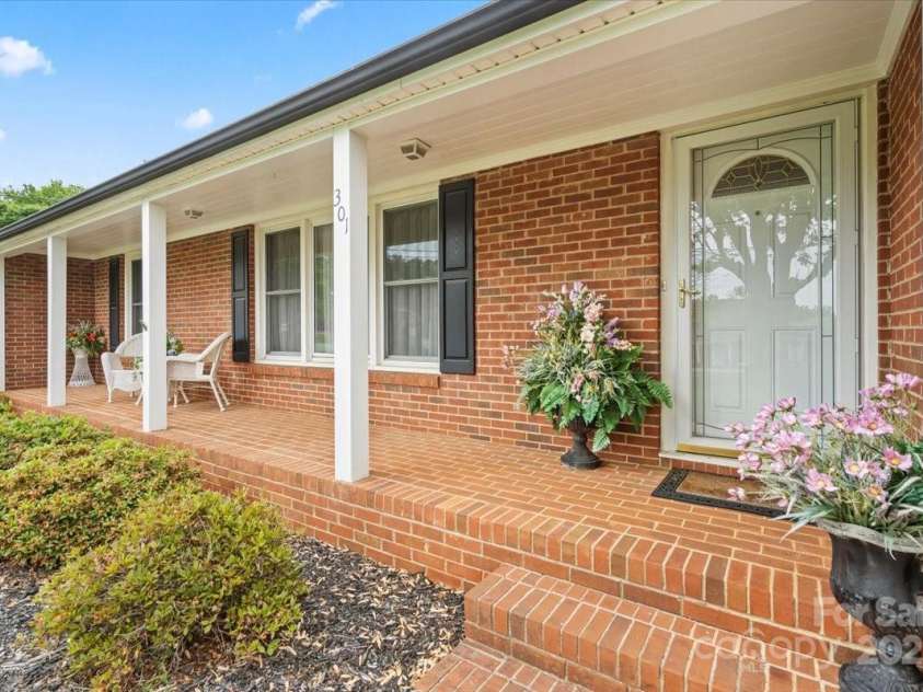 301 Museum Road, Statesville, NC 28625.  MLS# CAR4257027, YatesRealty ID 13472. 