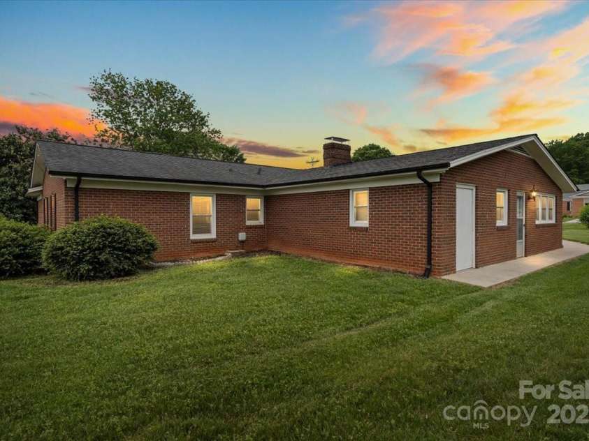 301 Museum Road, Statesville, NC 28625.  MLS# CAR4257027, YatesRealty ID 13472. 