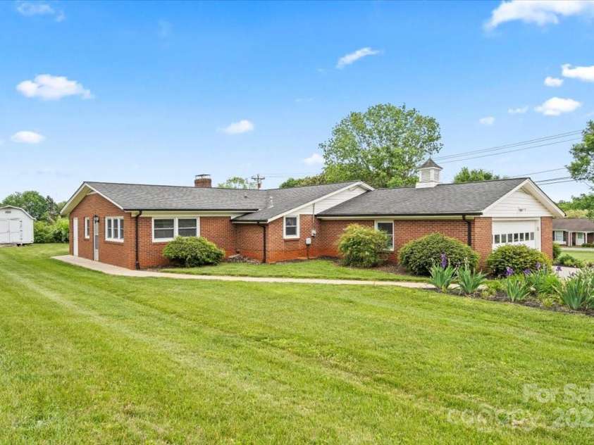 301 Museum Road, Statesville, NC 28625.  MLS# CAR4257027, YatesRealty ID 13472. 
