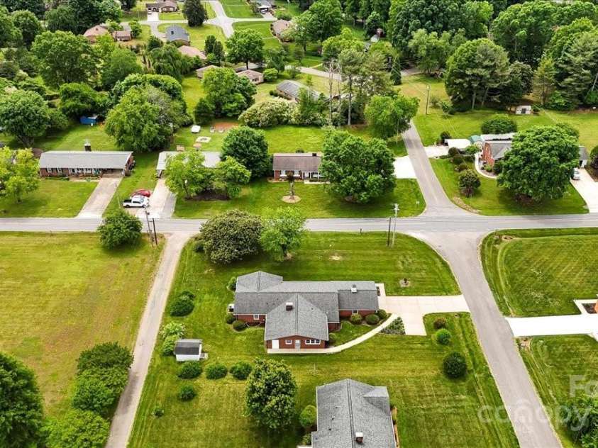 301 Museum Road, Statesville, NC 28625.  MLS# CAR4257027, YatesRealty ID 13472. 