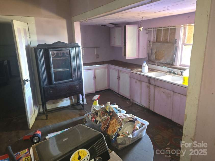 704 Sloop Avenue, Kannapolis, NC 28083.  MLS# CAR4319399, YatesRealty ID 13472. 