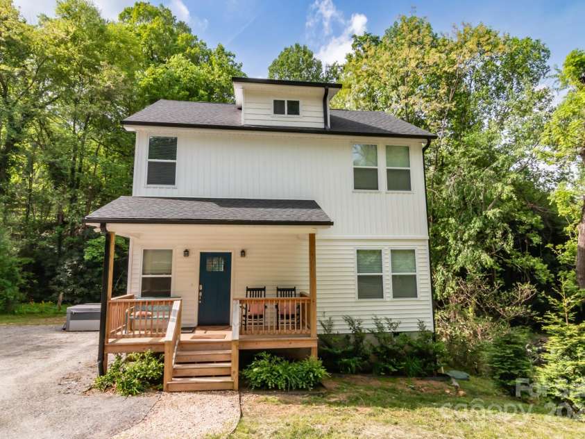 106 Dalton Street, Black Mountain, NC 28711.  MLS# CAR4254021, YatesRealty ID 13474. 