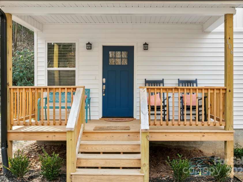 106 Dalton Street, Black Mountain, NC 28711.  MLS# CAR4254021, YatesRealty ID 13474. 