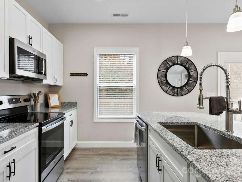 106 Dalton Street, Black Mountain, NC 28711.  MLS# CAR4254021, YatesRealty ID 13474. 