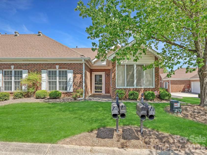8655 Windsor Ridge Drive, Charlotte, NC 28277.  MLS# CAR4371179, YatesRealty ID 13474. 
