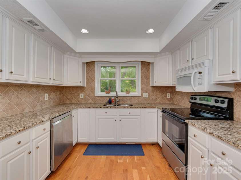 4025 Woodfox Drive, Charlotte, NC 28277.  MLS# CAR4258615, YatesRealty ID 13476. 