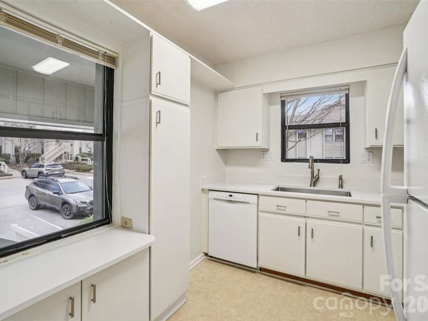 602 Abbey Circle, Asheville, NC 28805.  MLS# CAR4336699, YatesRealty ID 13477. 