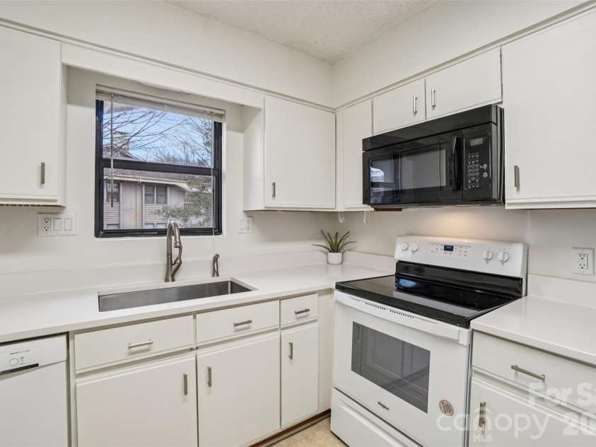 602 Abbey Circle, Asheville, NC 28805.  MLS# CAR4336699, YatesRealty ID 13477. 