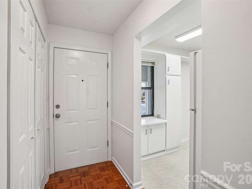 602 Abbey Circle, Asheville, NC 28805.  MLS# CAR4336699, YatesRealty ID 13477. 