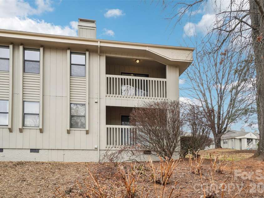602 Abbey Circle, Asheville, NC 28805.  MLS# CAR4336699, YatesRealty ID 13477. Upper end unit