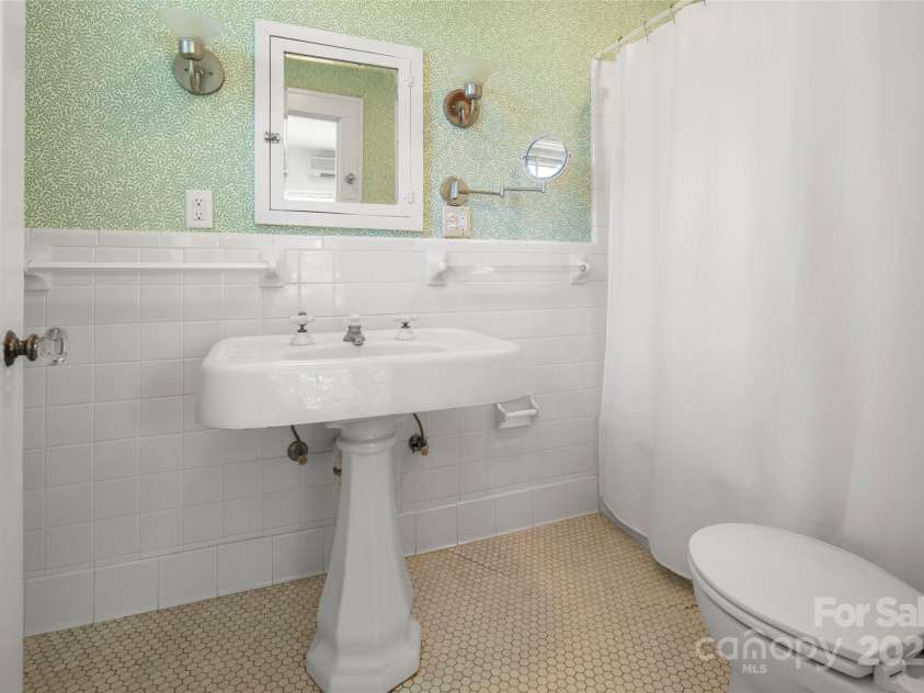 316 Vanderbilt Road, Asheville, NC 28803.  MLS# CAR4258153, YatesRealty ID 13479. Ensuite bath
