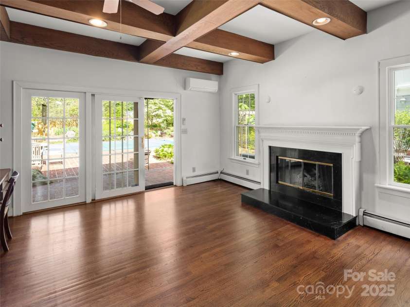 316 Vanderbilt Road, Asheville, NC 28803.  MLS# CAR4258153, YatesRealty ID 13479. Family room