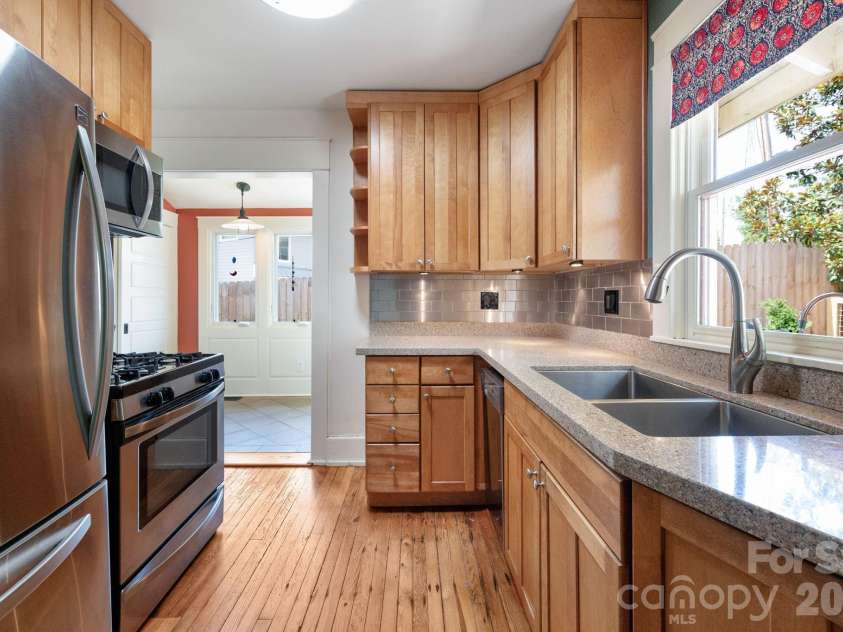 30 Monroe Place, Asheville, NC 28801.  MLS# CAR4366107, YatesRealty ID 13481. Natural Gas Oven/Range
