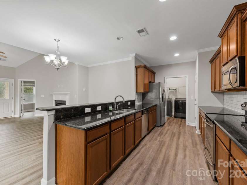 8505 Loxton Circle, Charlotte, NC 28214.  MLS# CAR4255113, YatesRealty ID 13481. 