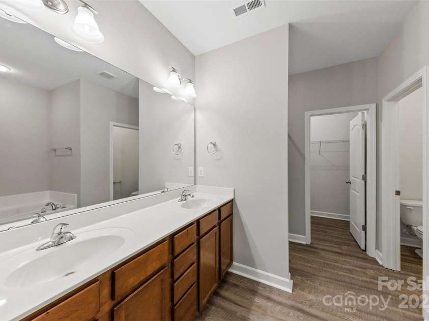 8505 Loxton Circle, Charlotte, NC 28214.  MLS# CAR4255113, YatesRealty ID 13481. 