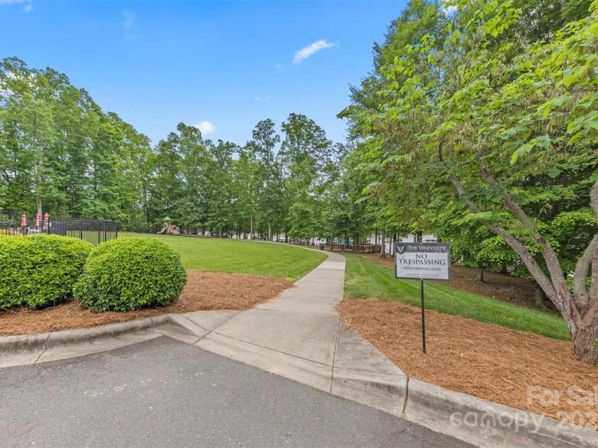 8505 Loxton Circle, Charlotte, NC 28214.  MLS# CAR4255113, YatesRealty ID 13481. 
