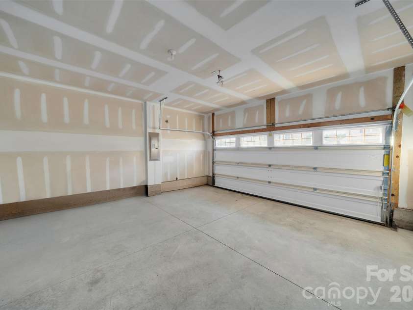 5054 Stonehill Lane, Matthews, NC 28104.  MLS# CAR4328292, YatesRealty ID 13482. 