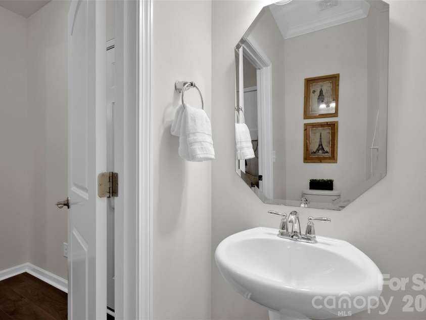 5054 Stonehill Lane, Matthews, NC 28104.  MLS# CAR4328292, YatesRealty ID 13482. 