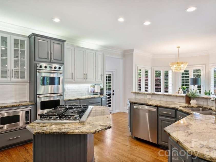 7010 Seton House Lane, Charlotte, NC 28277.  MLS# CAR4369202, YatesRealty ID 13483. Chef's Kitchen