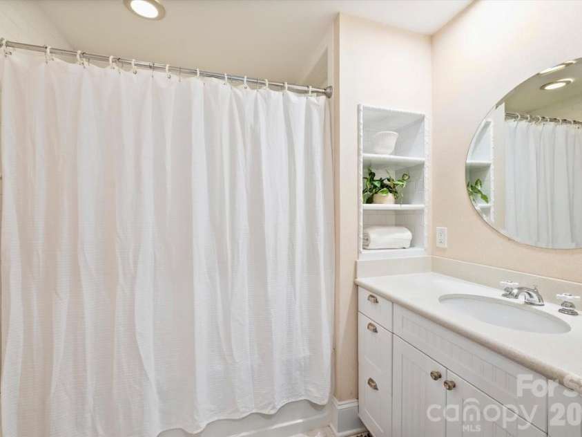 7010 Seton House Lane, Charlotte, NC 28277.  MLS# CAR4369202, YatesRealty ID 13483. Ensuite Bath