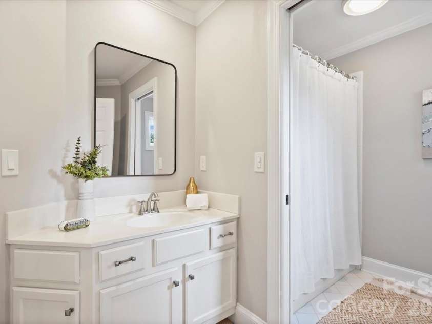7010 Seton House Lane, Charlotte, NC 28277.  MLS# CAR4369202, YatesRealty ID 13483. Ensuite Bath