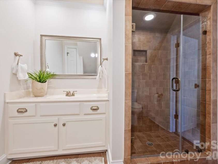 7010 Seton House Lane, Charlotte, NC 28277.  MLS# CAR4369202, YatesRealty ID 13483. Ensuite Bath