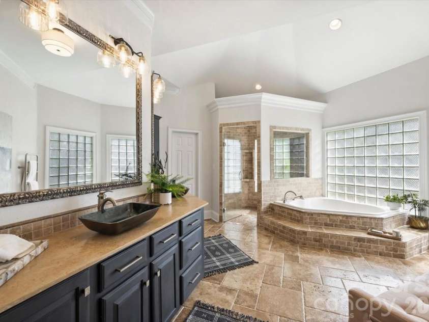 7010 Seton House Lane, Charlotte, NC 28277.  MLS# CAR4369202, YatesRealty ID 13483. Primary Bath
