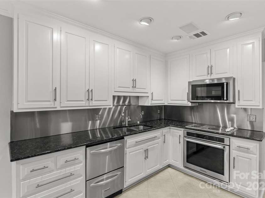 5306 Sandtrap Lane, Charlotte, NC 28226.  MLS# CAR4249354, YatesRealty ID 13485. 