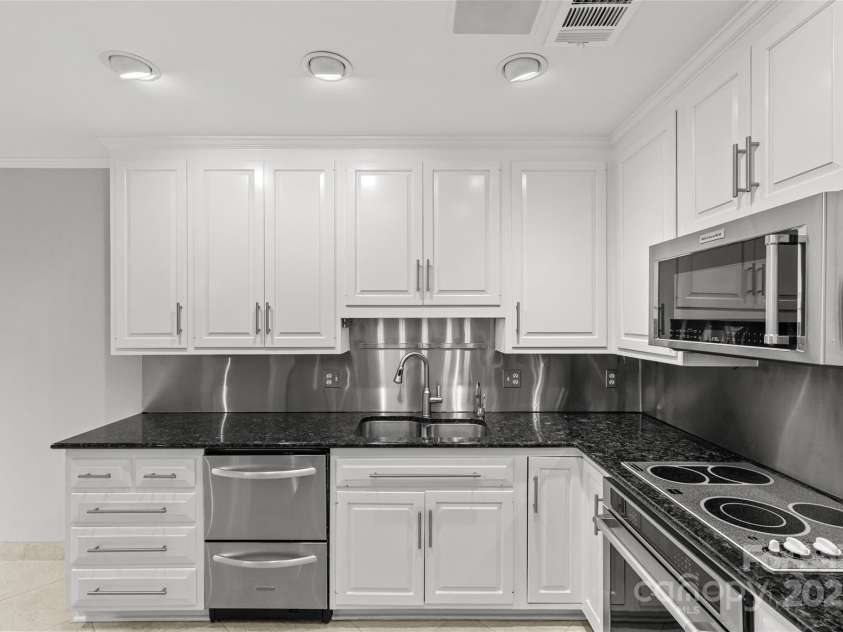 5306 Sandtrap Lane, Charlotte, NC 28226.  MLS# CAR4249354, YatesRealty ID 13485. 