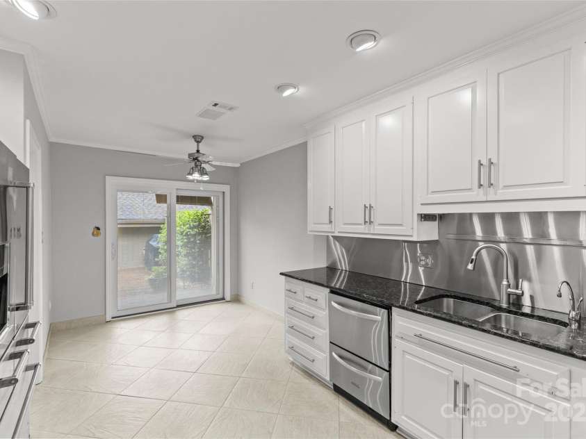 5306 Sandtrap Lane, Charlotte, NC 28226.  MLS# CAR4249354, YatesRealty ID 13485. 