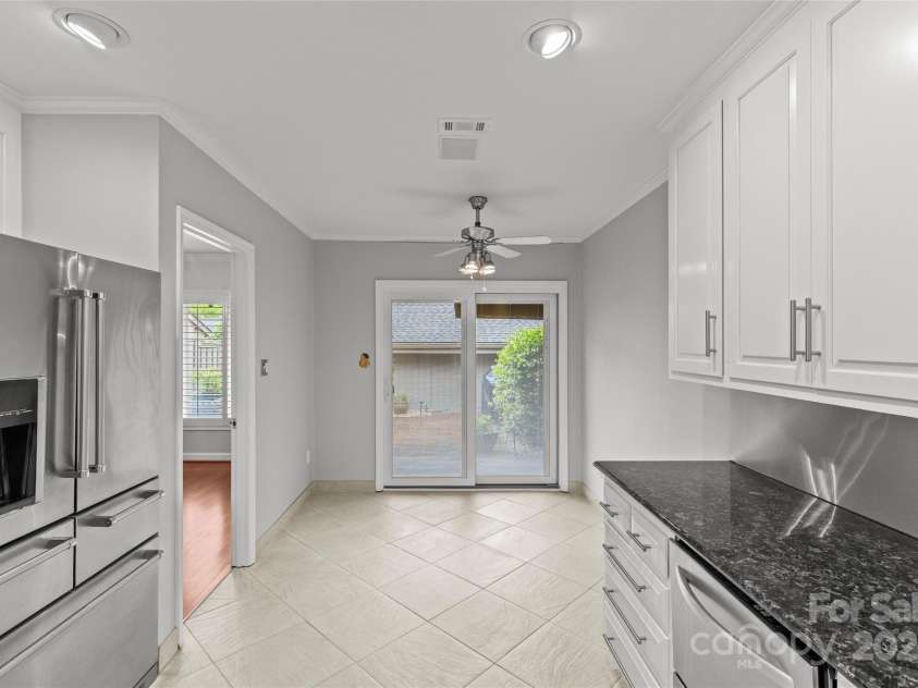 5306 Sandtrap Lane, Charlotte, NC 28226.  MLS# CAR4249354, YatesRealty ID 13485. 